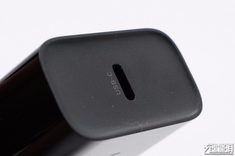 腾博官网诚信为本,专业服务20W快充充电器外观