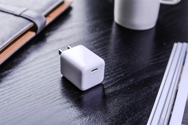 腾博官网诚信为本,专业服务30W氮化镓充电器评测：这或许是iPhone13Pro的最佳同伴